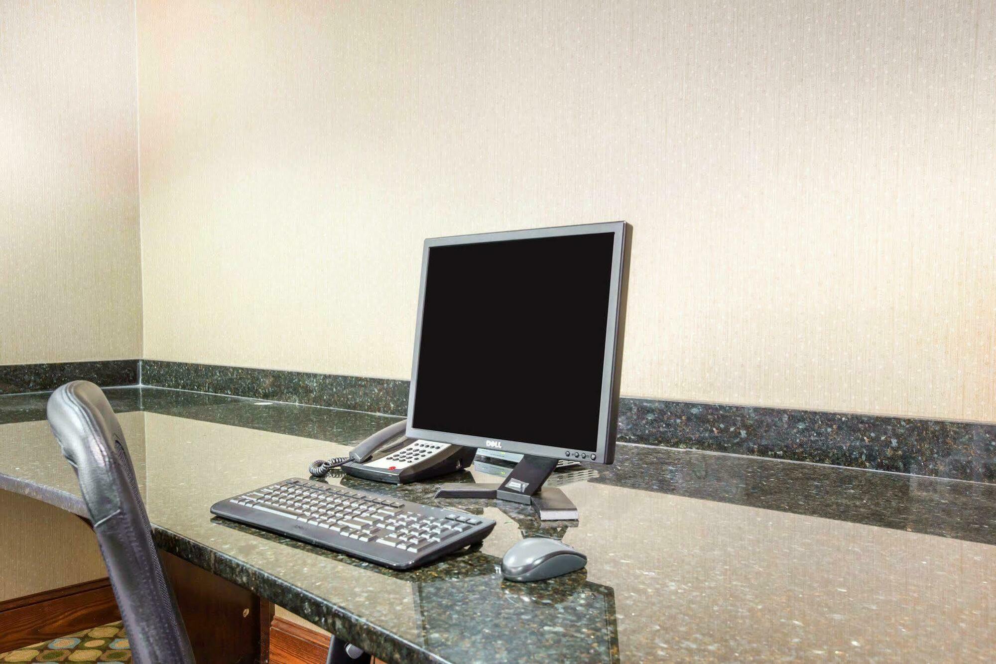 Comfort Atlanta South Hotel 3*